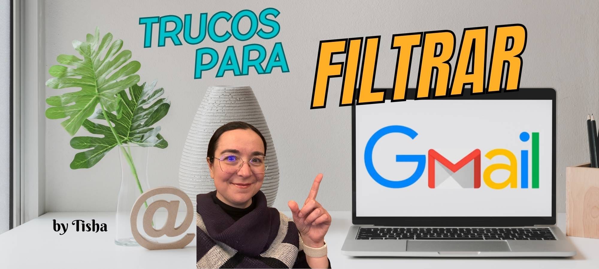 Trucos para filtrar Gmail, imagen de Tisha sonriente y señalando al ordenador