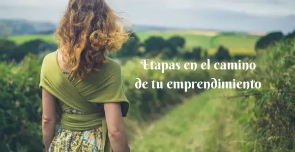 Mujer rubia caminando sobre un camino de la naturaleza en tonos verdes. Texto: etapas en el camino de tu emprendimiento