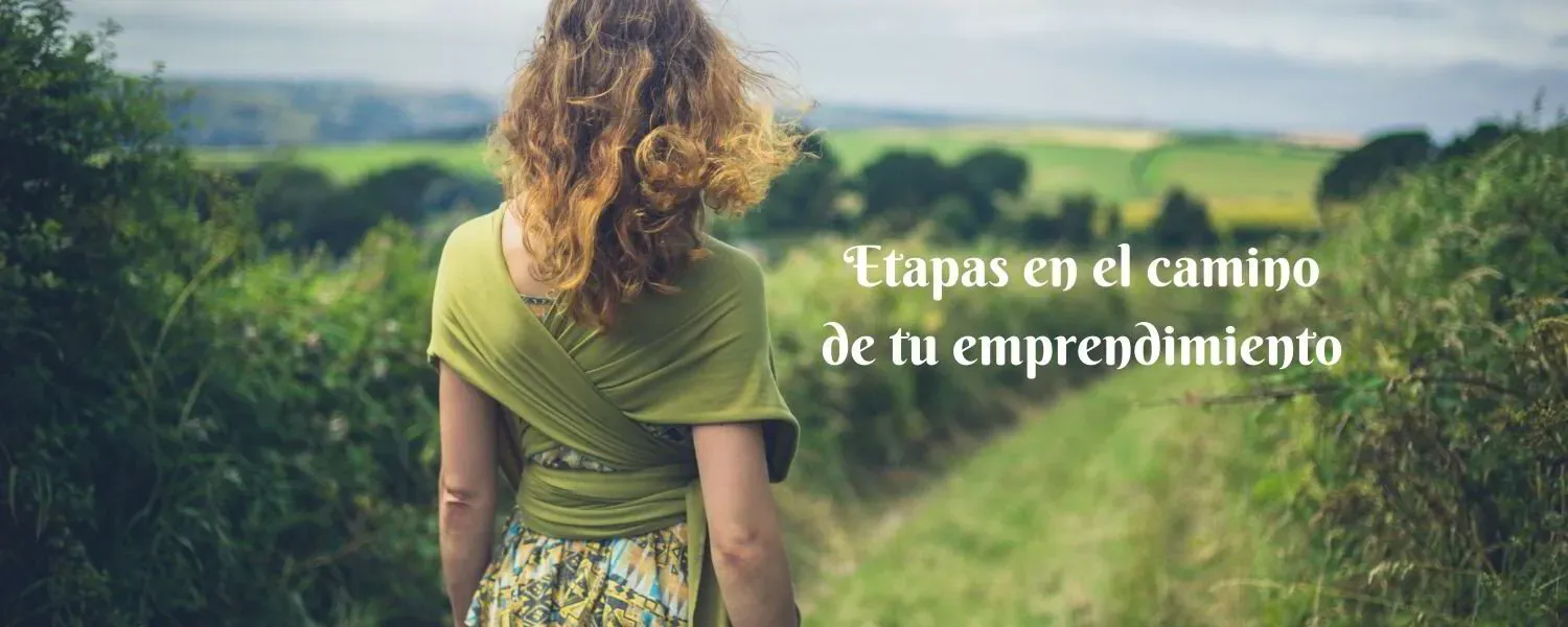 Mujer rubia caminando sobre un camino de la naturaleza en tonos verdes. Texto: etapas en el camino de tu emprendimiento