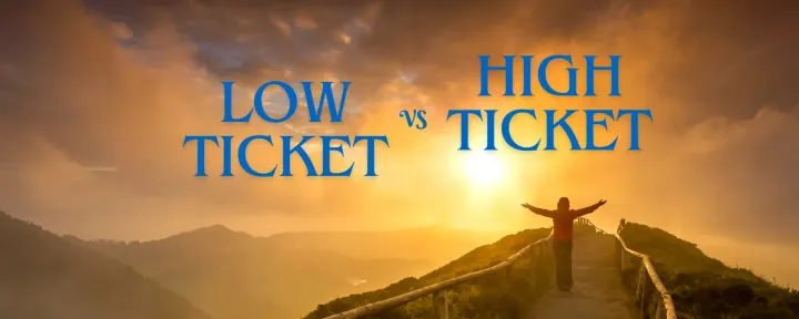 Persona con los brazos abiertos en un monte al atardecer. Texto: Low ticket vs High Ticket