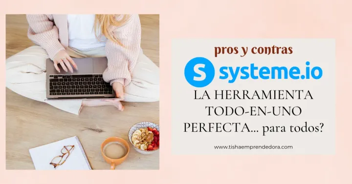 Chica con ordenador. Pros y contras de Systeme.io: la herramienta todo en uno, perfecta para quién?